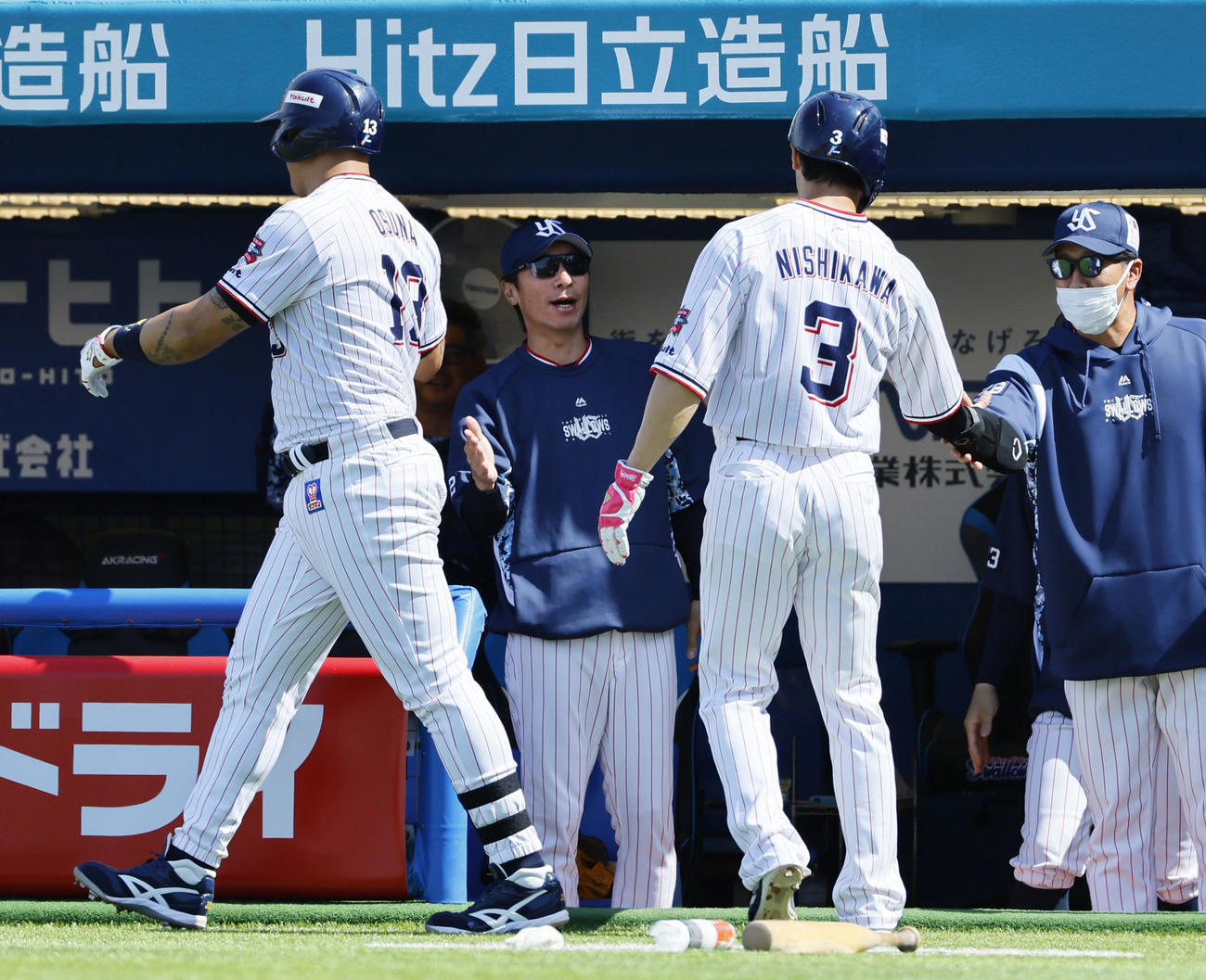 ヤクルト対阪神　1回裏ヤクルト1死二塁、左越えの先制2点本塁打を放ったオスナを出迎える高津監督（左から2人目）（撮影・藤尾明華）