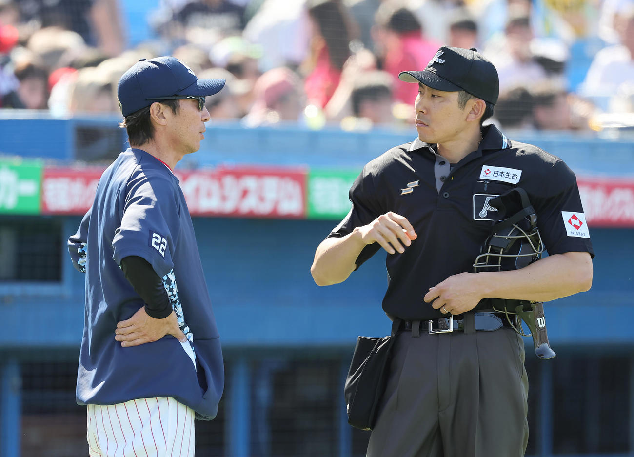 ヤクルト対阪神　3回を終え、球審と話すヤクルト高津監督（撮影・足立雅史）