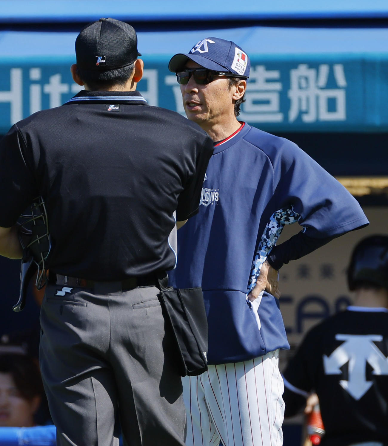 ヤクルト対阪神　3回を終え、球審と話すヤクルト高津監督（撮影・藤尾明華）