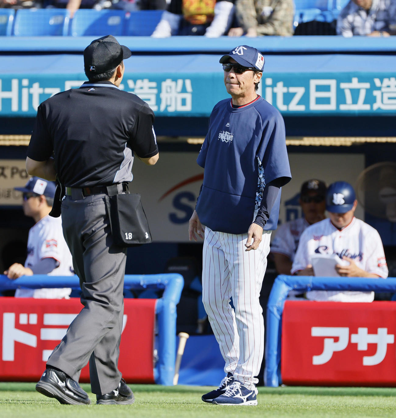ヤクルト対阪神　6回表阪神2死一、二塁、投手交代を告げる高津監督（撮影・藤尾明華）