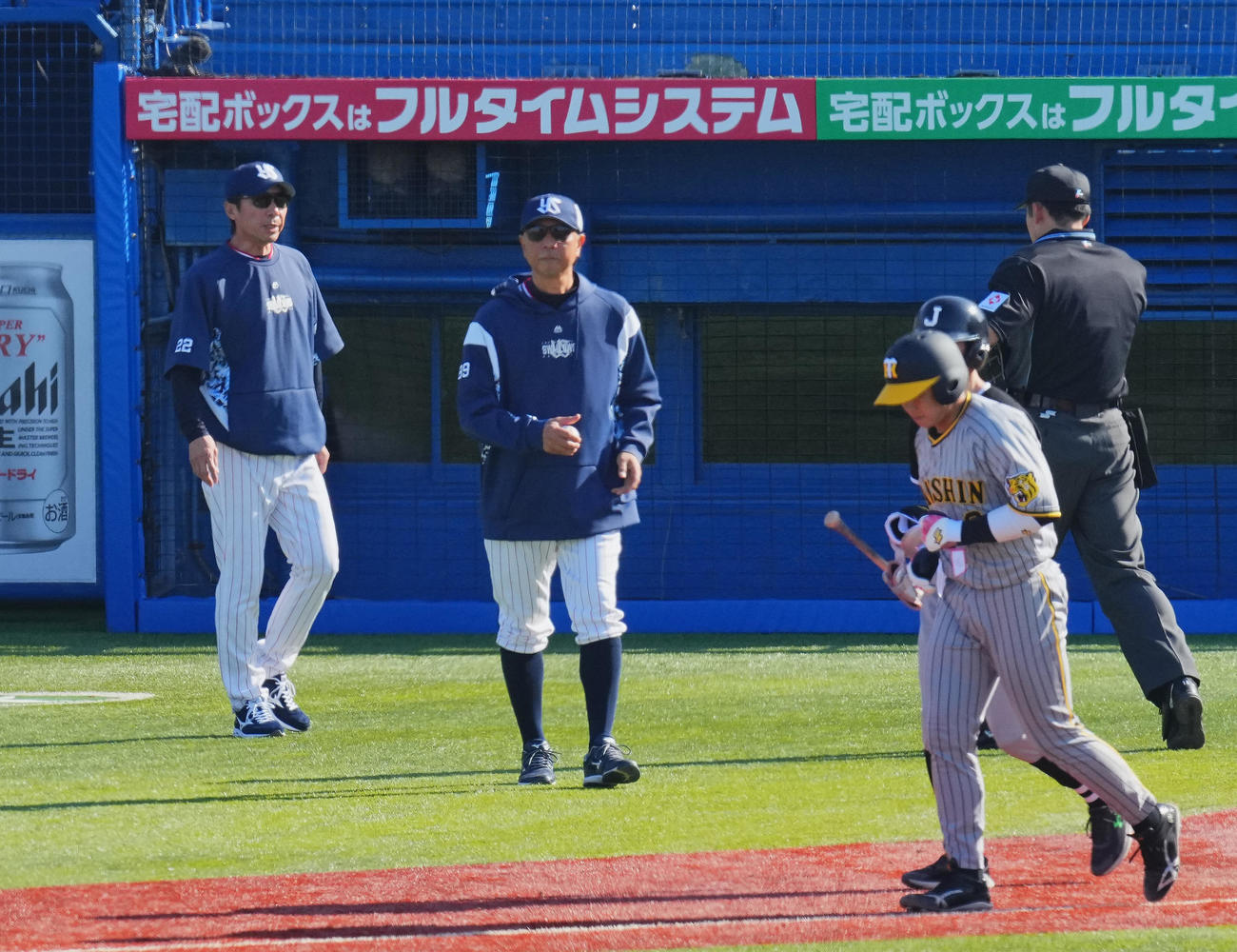 ヤクルト対阪神　6回表阪神2死二塁、梅野（手前）に四球を与えた場面で投手交代を告げにベンチを出るヤクルト高津監督（左）（撮影・垰建太）