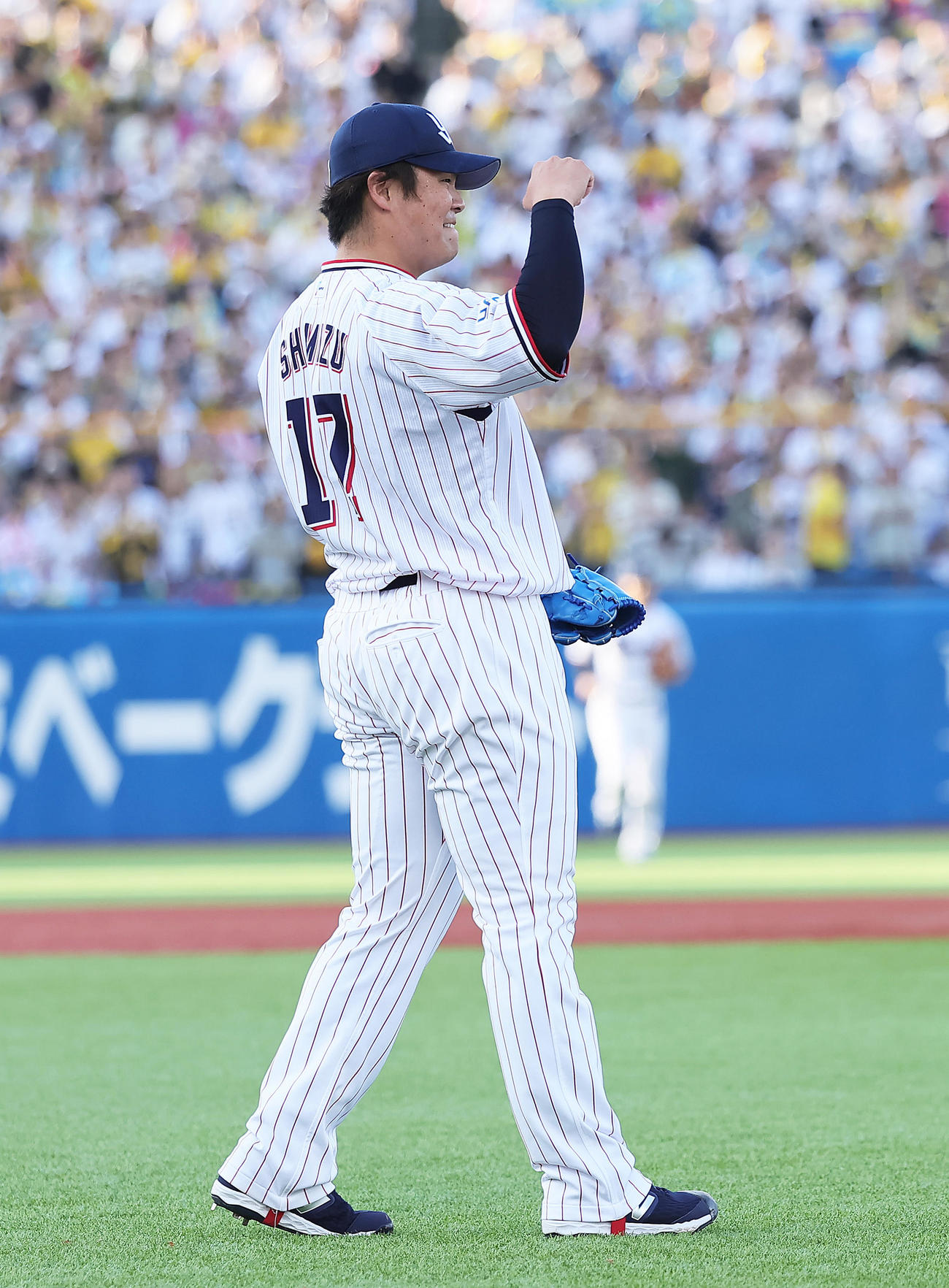 ヤクルト対阪神　9回表阪神2死二塁、近本を二ゴロに仕留めガッツポーズする清水（撮影・足立雅史）