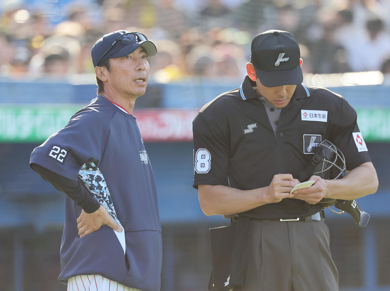 ヤクルト対阪神　選手交代を告げるヤクルト高津監督（撮影・足立雅史）