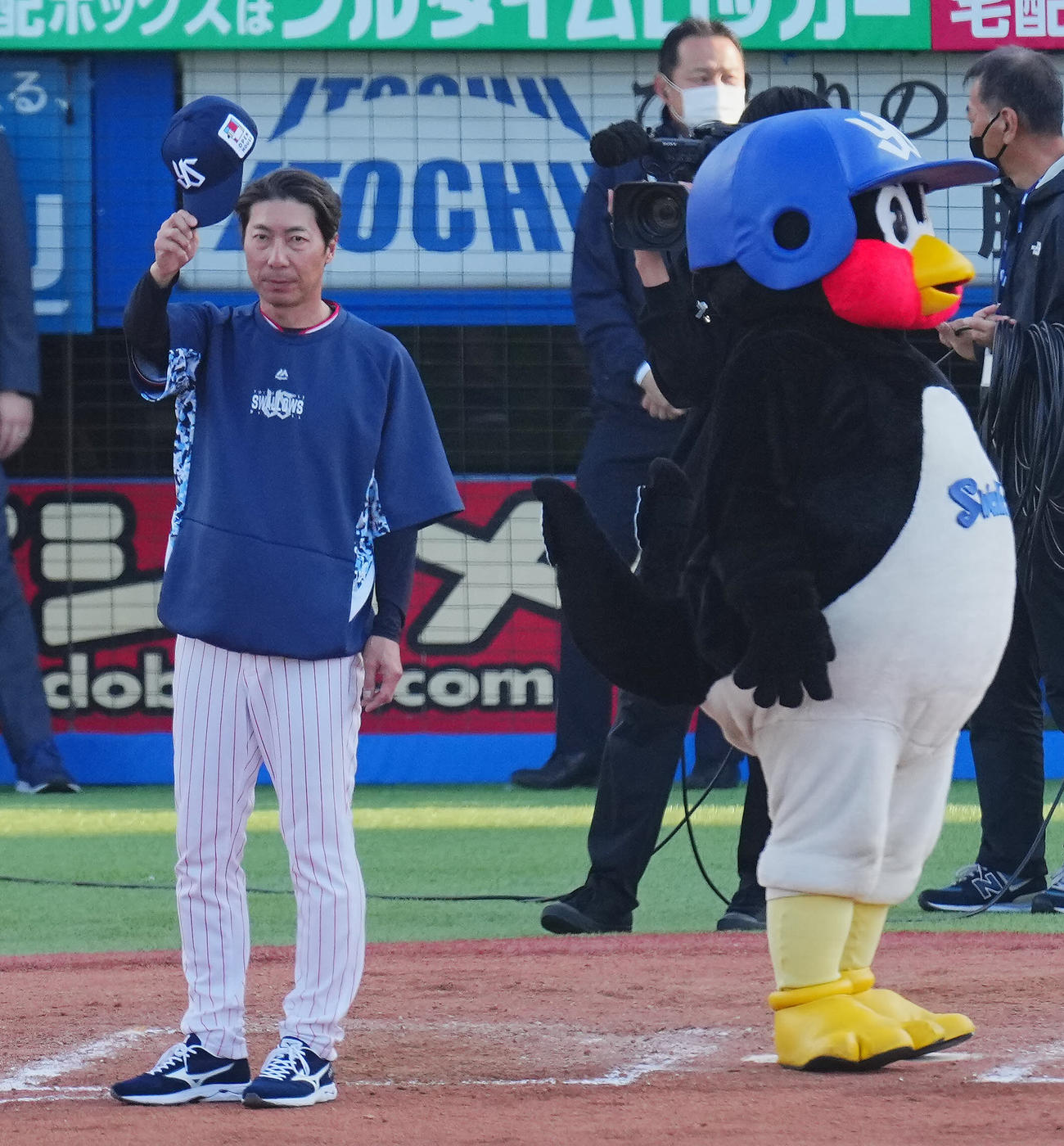ヤクルト対阪神　阪神に勝利しファンにあいさつするヤクルト高津監督（左）とつば九郎（撮影・垰建太）