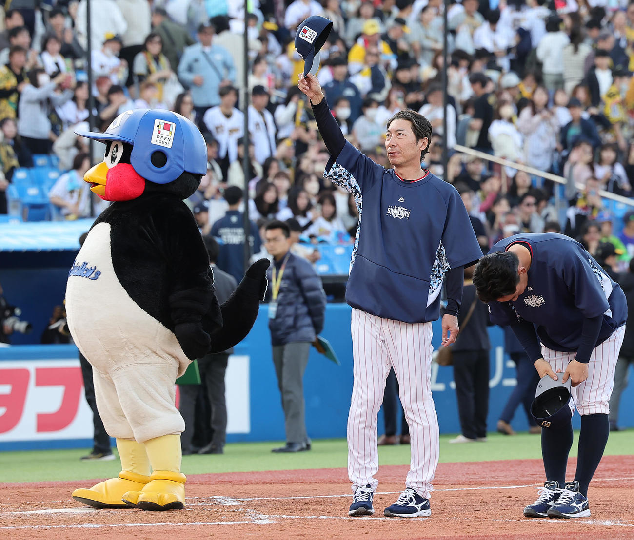 ヤクルト対阪神　阪神に勝利しスタンドの声援に応えるヤクルト高津監督（撮影・足立雅史）