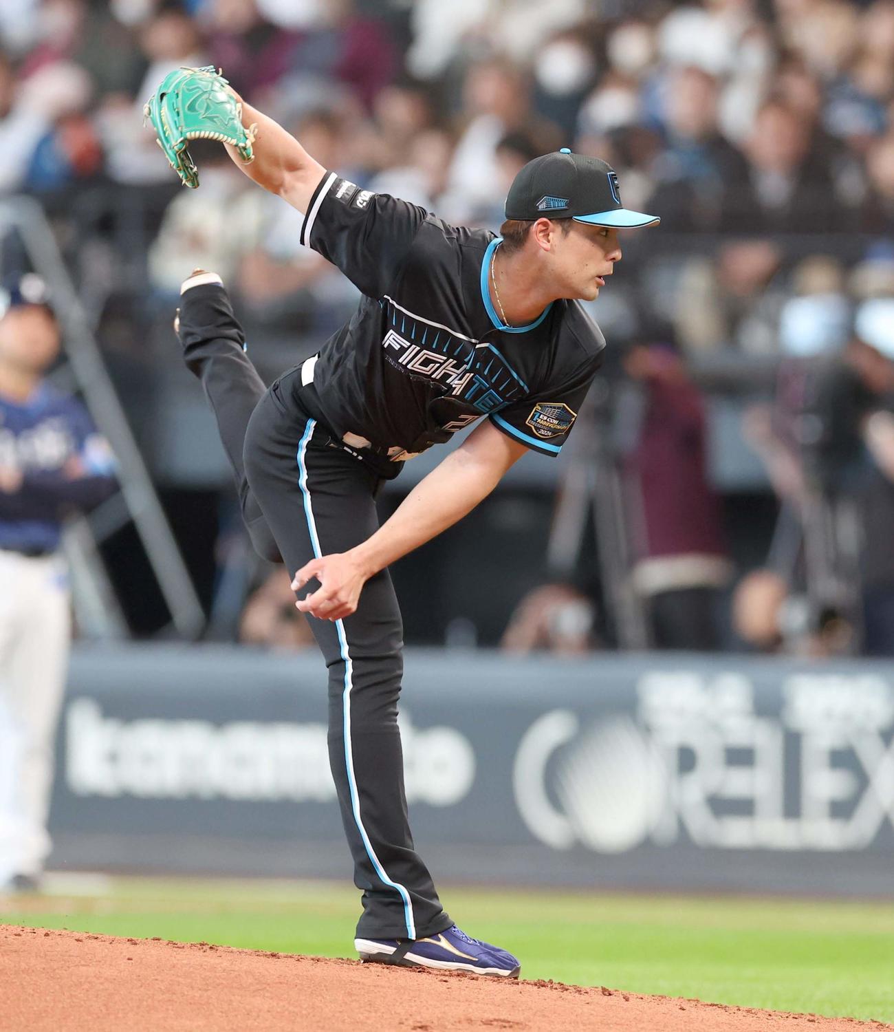 日本ハム対西武　日本ハム先発の上原（撮影・黒川智章）