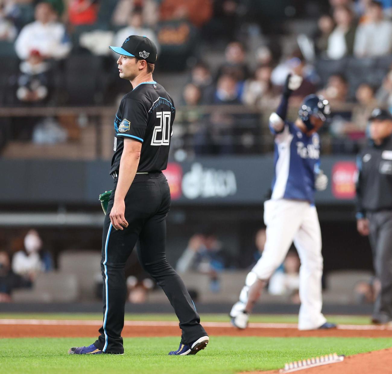 日本ハム対西武　4回表西武2死三塁、源田に左前適時打を浴びる上原（撮影・黒川智章）
