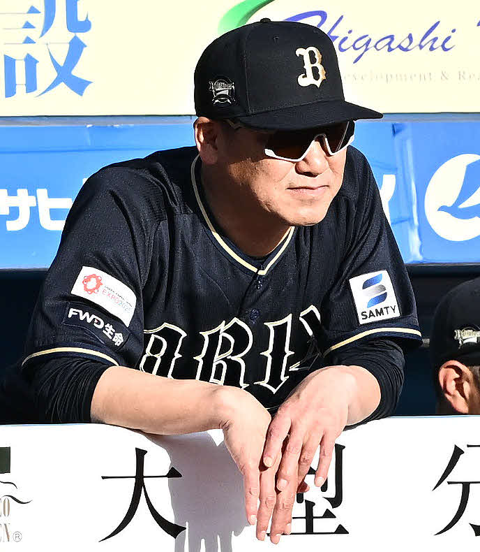 ロッテ対オリックス　戦況を見守るオリックス中嶋監督（撮影・滝沢徹郎）