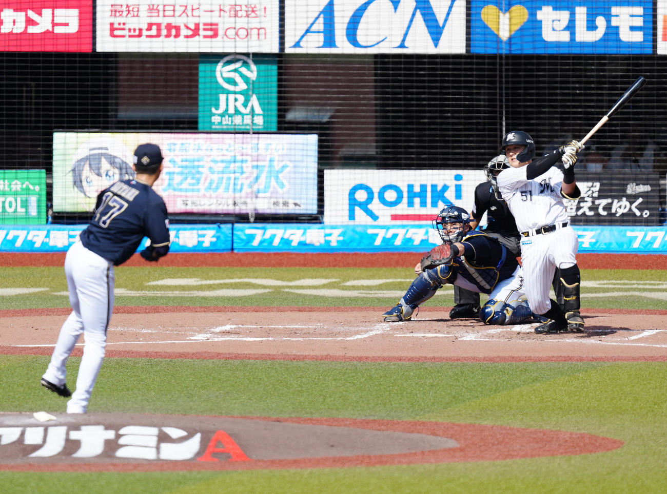 ロッテ対オリックス　1回裏ロッテ1死一、二塁、右前打を放つ山口。投手曽谷（撮影・江口和貴）