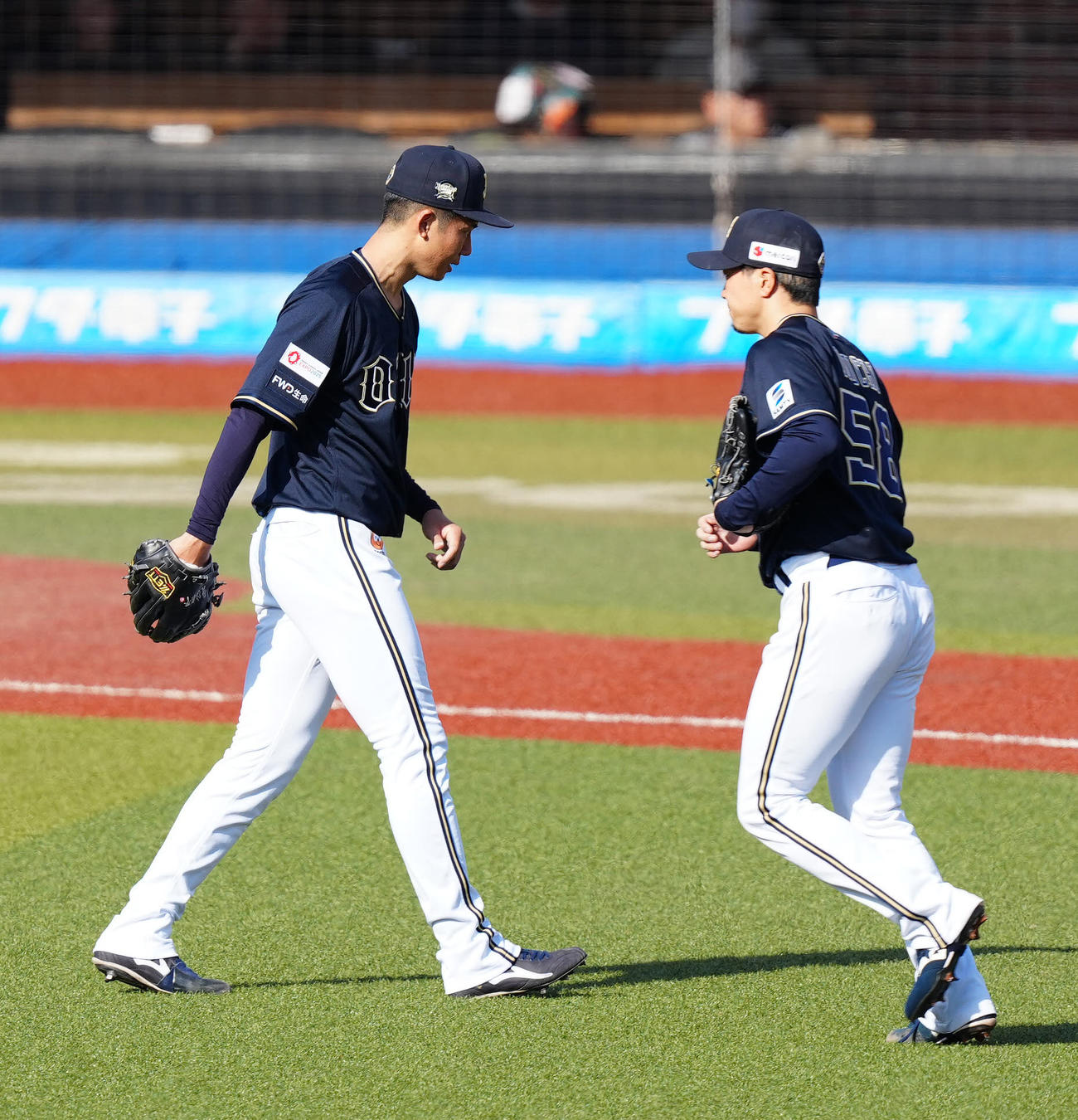 ロッテ対オリックス　4回裏途中で降板するオリックス先発曽谷（左）。右は2番手の井口（撮影・江口和貴）