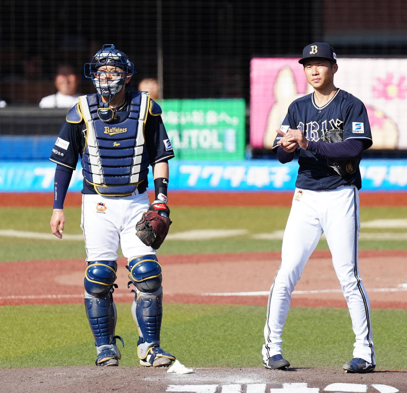 ロッテ対オリックス　4回裏ロッテ無死二塁、池田に適時打を浴びた曽谷（右）（撮影・江口和貴）