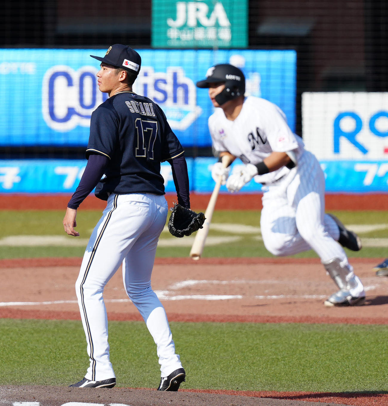 ロッテ対オリックス　4回裏ロッテ無死二塁、池田（後方）に適時打を浴びる曽谷（撮影・江口和貴）