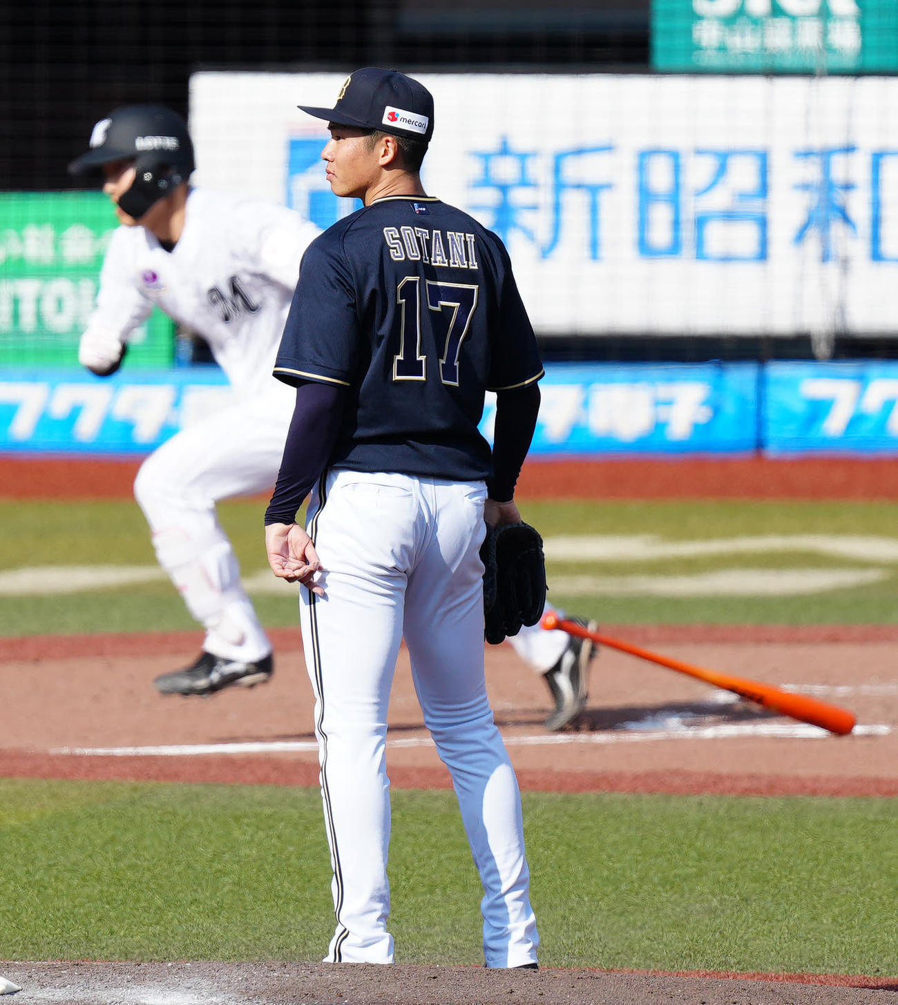 ロッテ対オリックス　4回裏ロッテ無死二塁、友杉（後方）に適時二塁打を浴びる曽谷（撮影・江口和貴）