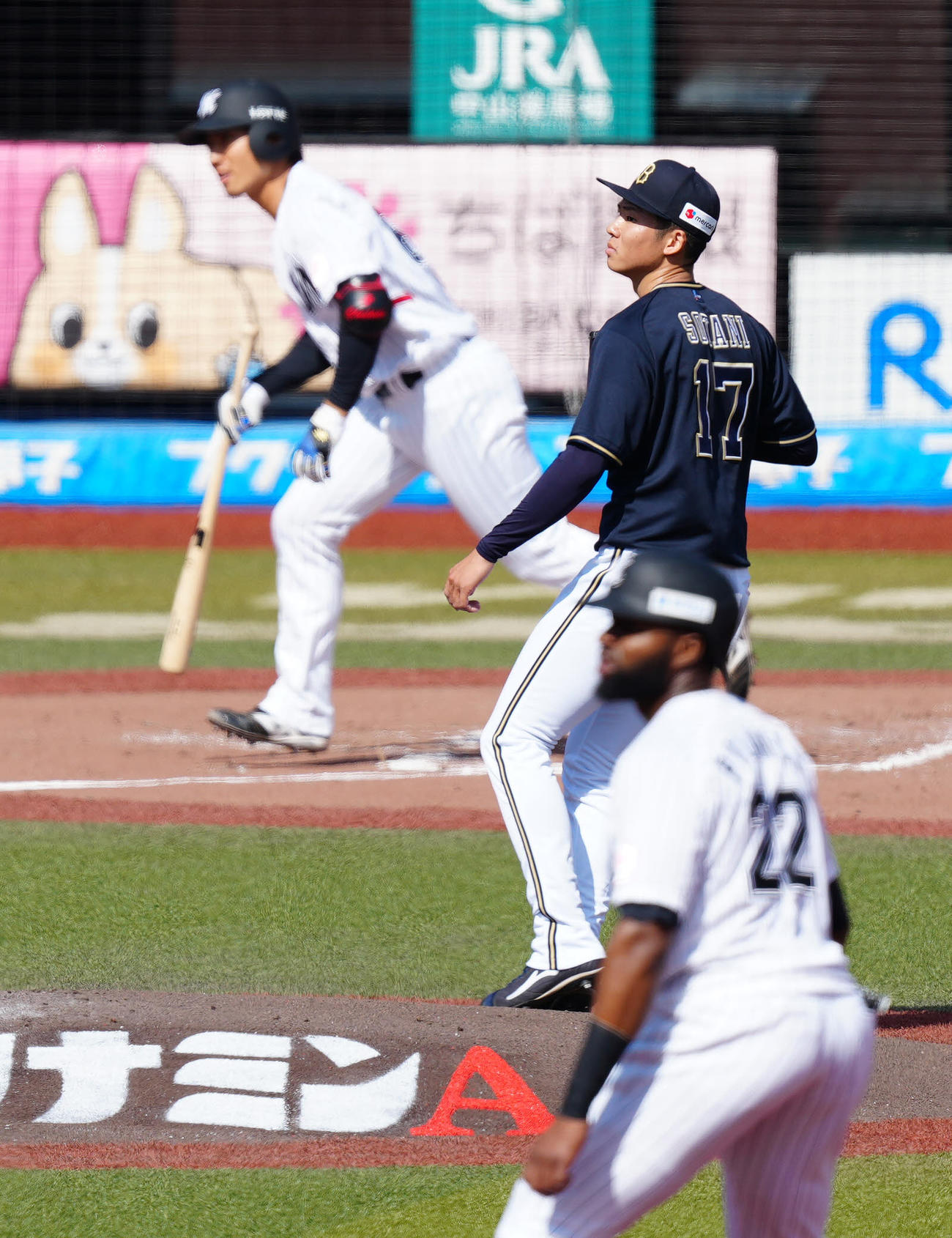 ロッテ対オリックス　1回裏ロッテ1死満塁、茶谷（後方）に犠飛を浴びる曽谷（撮影・江口和貴）