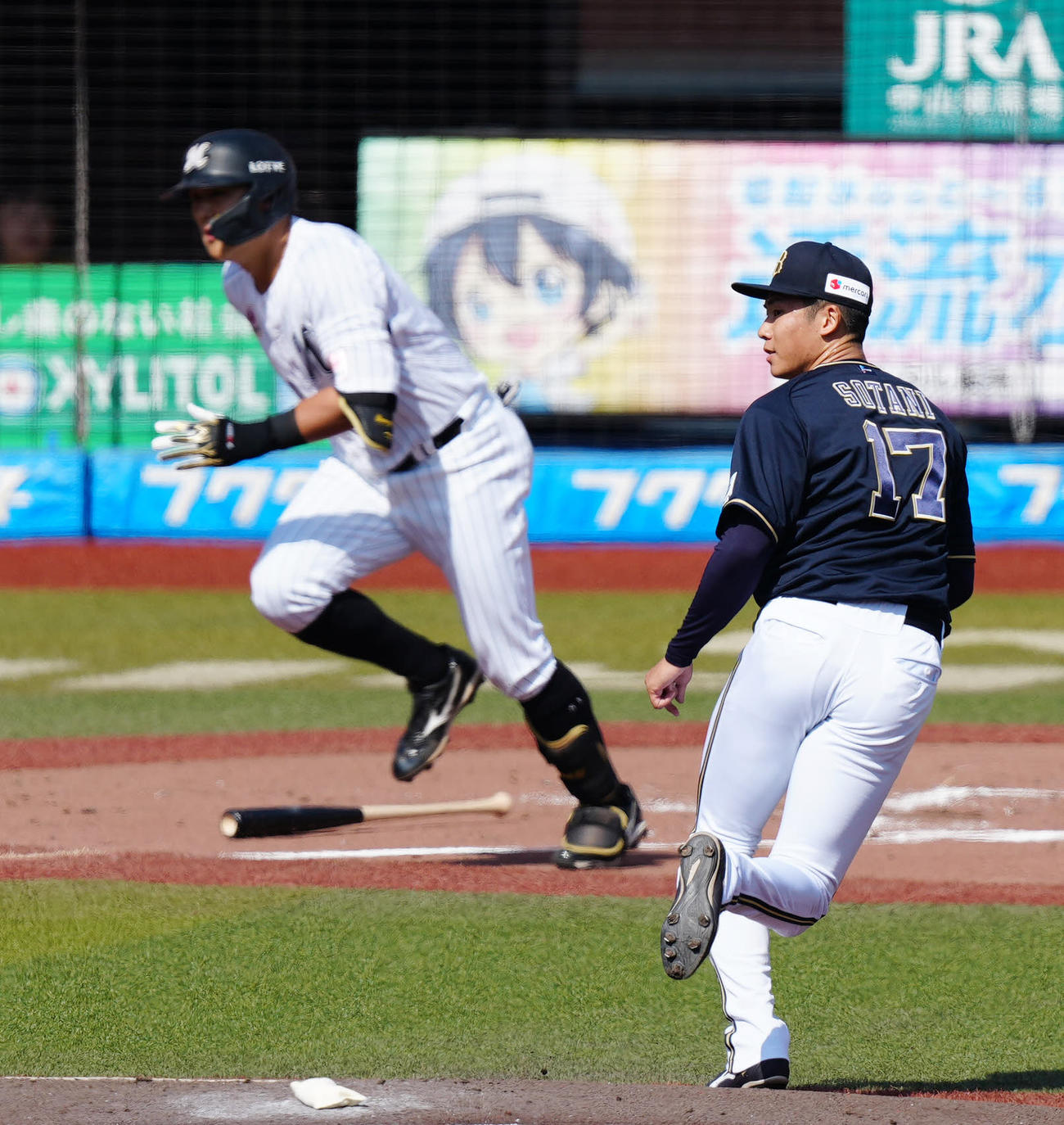 ロッテ対オリックス　1回裏ロッテ1死一、二塁、山口（左）に右前打を浴びる曽谷（撮影・江口和貴）