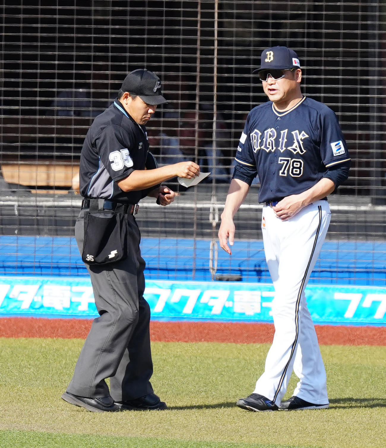 ロッテ対オリックス　4回裏、オリックス先発曽谷の降板を告げる中嶋監督（右）（撮影・江口和貴）