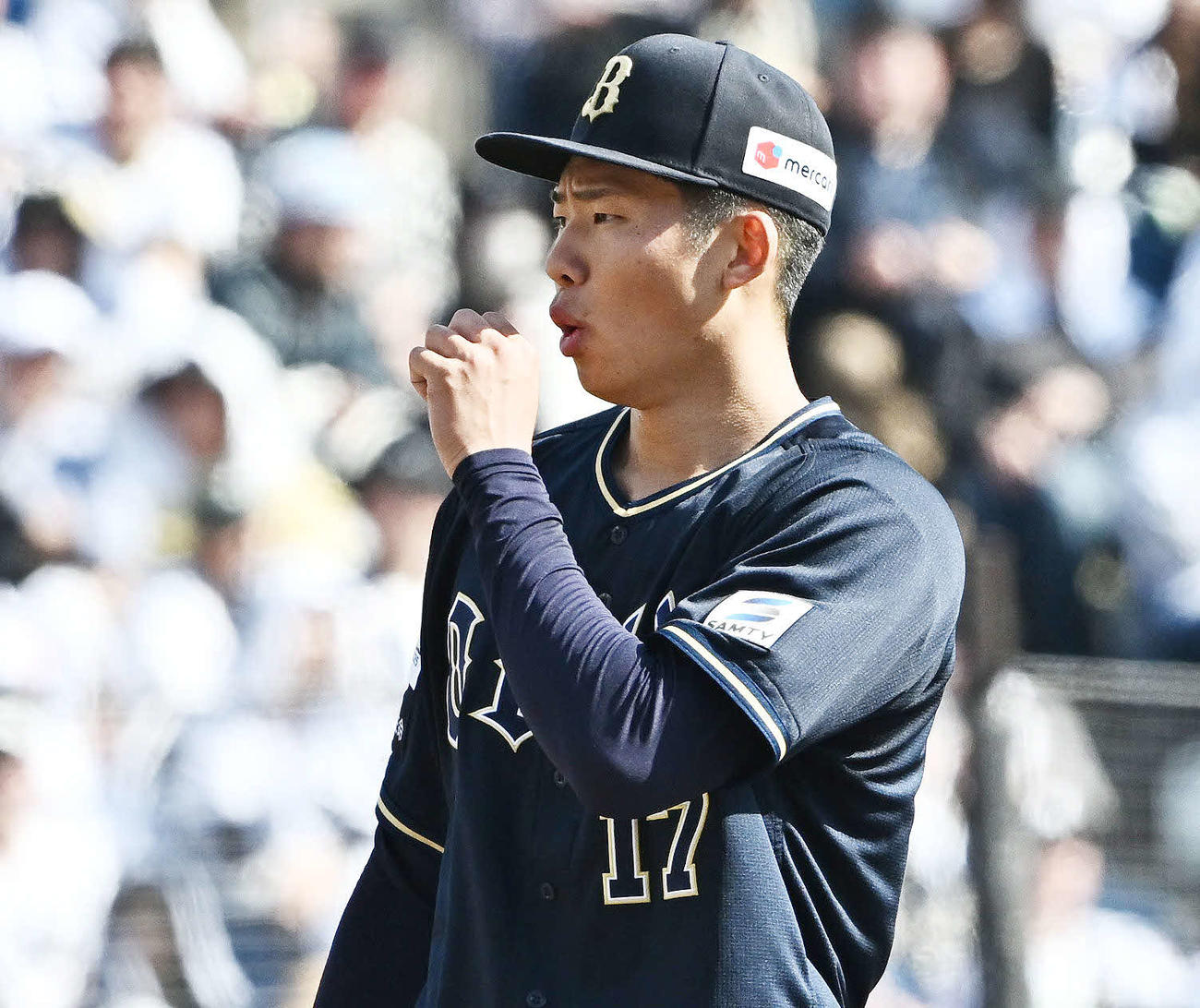 ロッテ対オリックス　指に息を吹くオリックス先発の曽谷（撮影・滝沢徹郎）