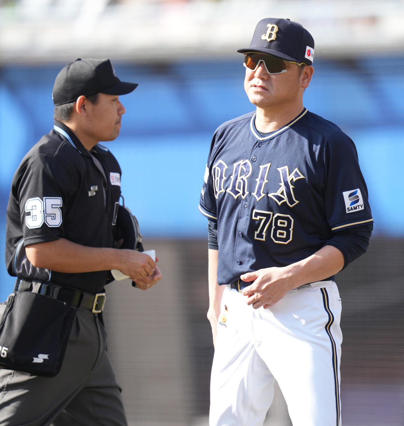 ロッテ対オリックス　4回裏、先発曽谷の降板を告げるオリックス中嶋監督（撮影・鈴木みどり）