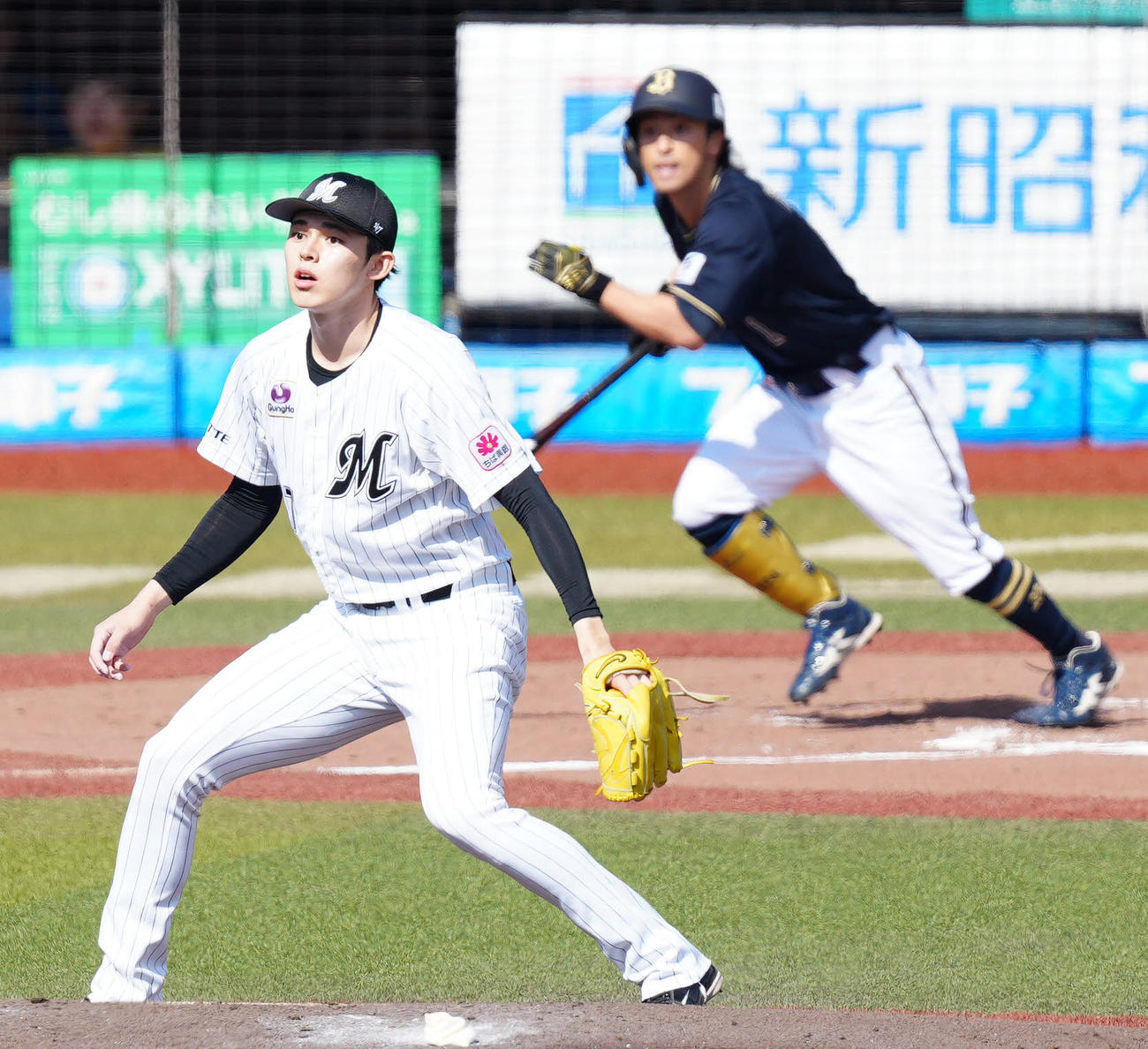 ロッテ対オリックス　2回表オリックス1死一、二塁、福田に適時打を浴びる佐々木（撮影・江口和貴）