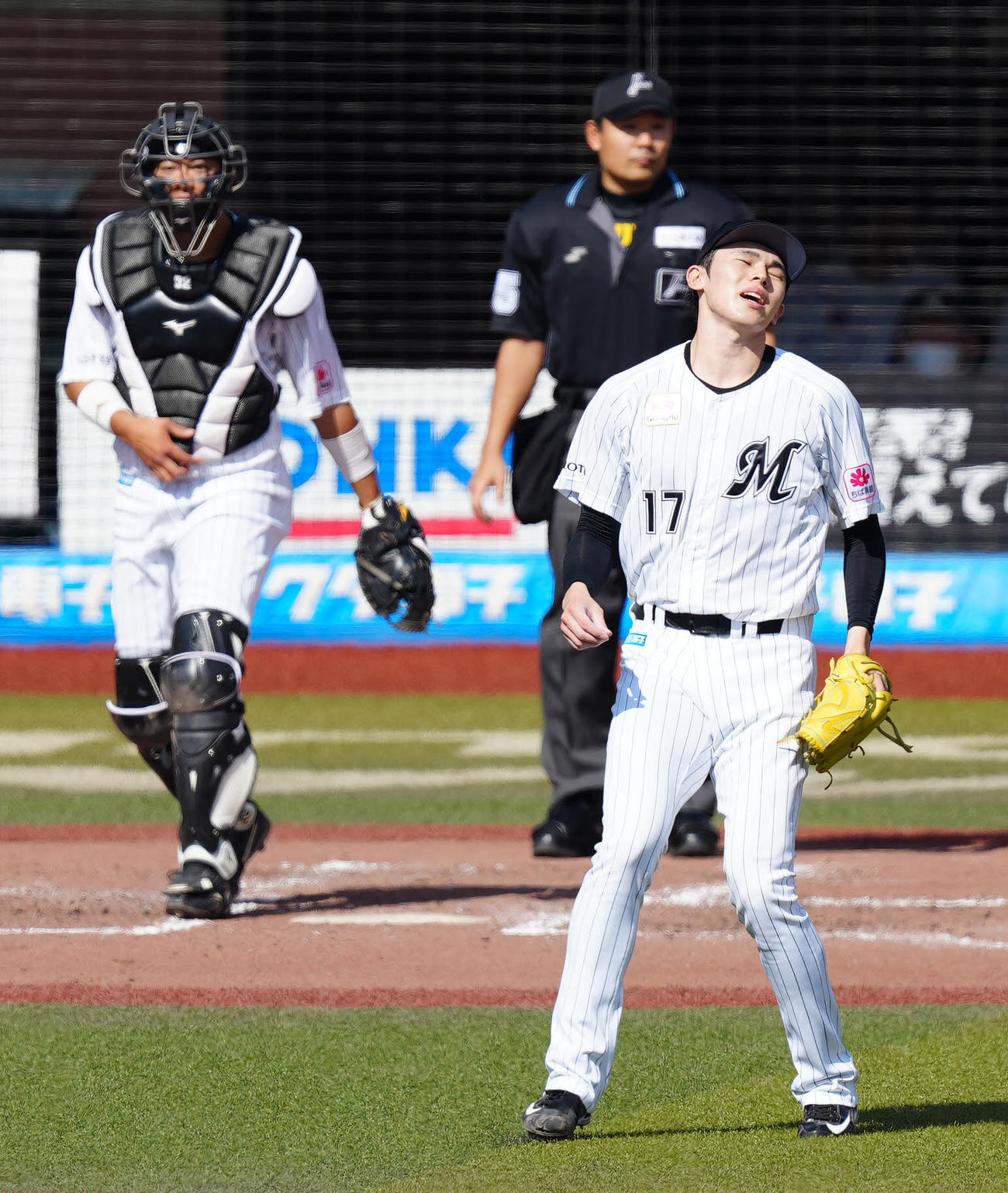 ロッテ対オリックス　2回表オリックス1死一、二塁、福田に適時打を浴び厳しい表情の佐々木（撮影・江口和貴）