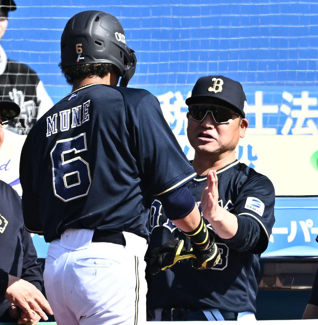 ロッテ対オリックス　2回表オリックス1死一、二塁、福田の適時打で生還した二塁走者宗（手前）を迎える中嶋監督（撮影・滝沢徹郎）