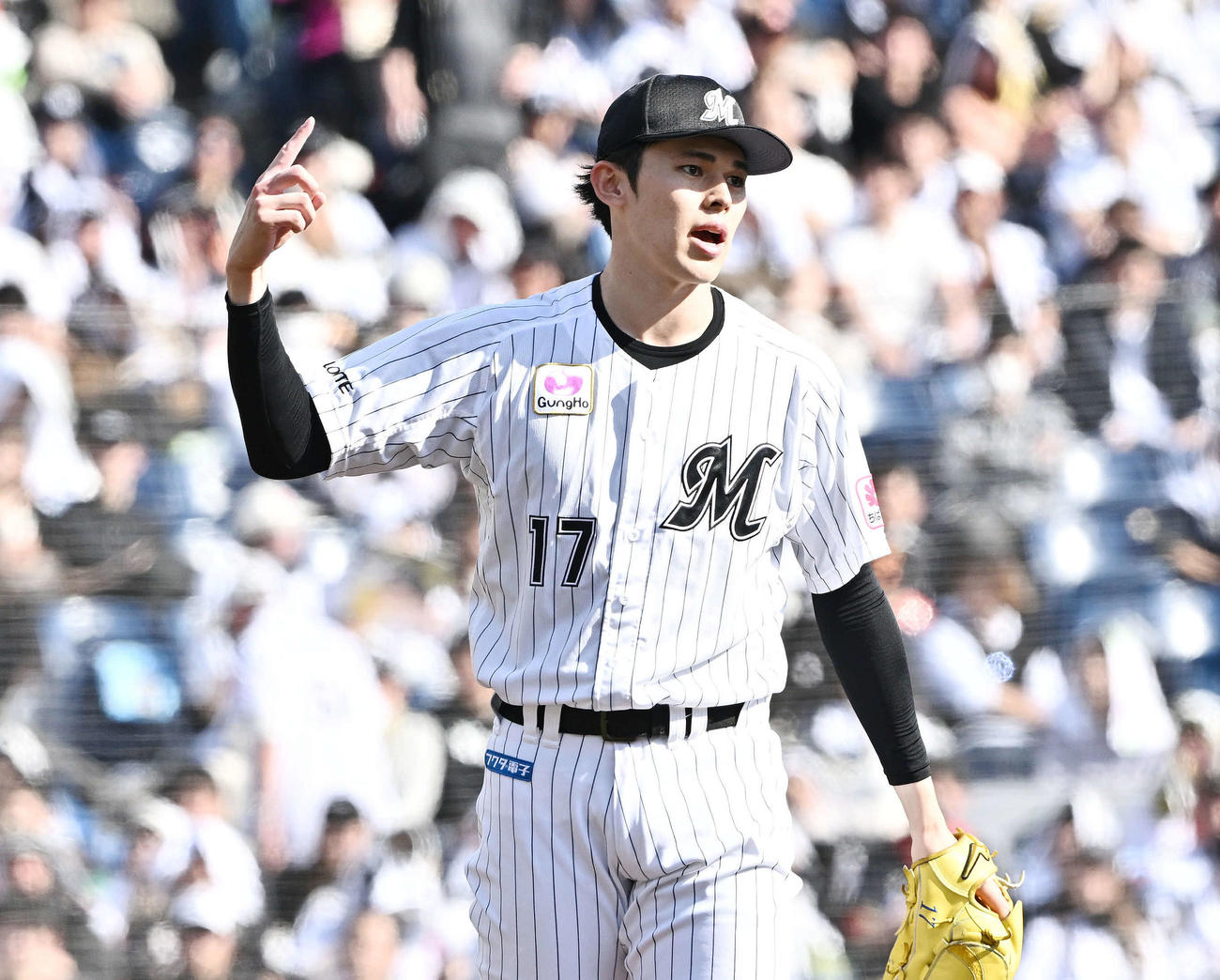 ロッテ対オリックス　スイングをアピールするロッテ先発の佐々木（撮影・滝沢徹郎）