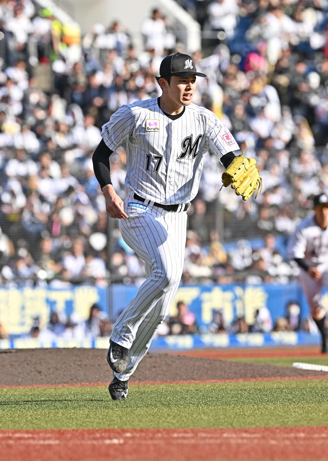 ロッテ対オリックス　6回表オリックス2死、宗を一ゴロに打ち取り一塁へカバーに向かう佐々木（撮影・滝沢徹郎）