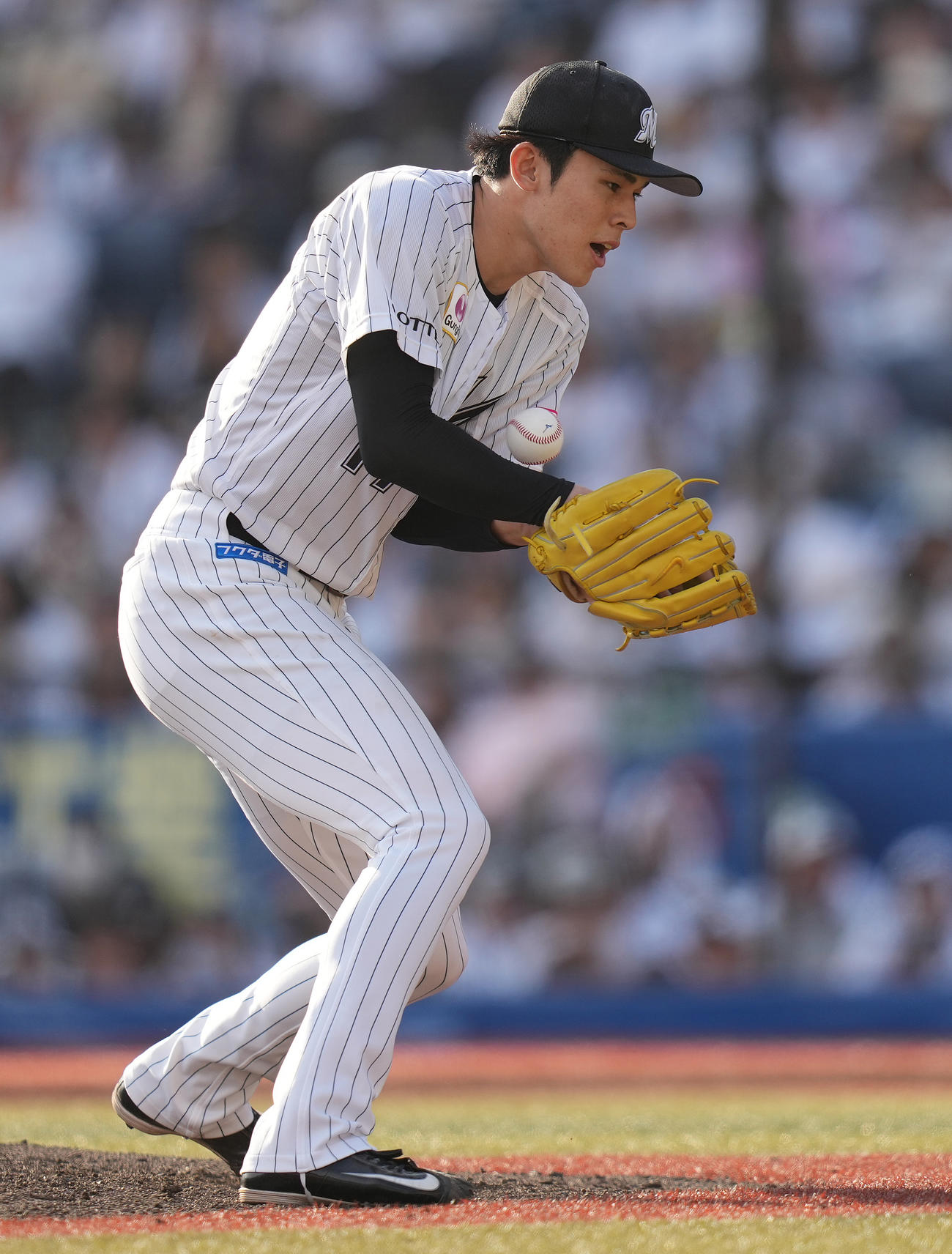 ロッテ対オリックス　7回表オリックス1死、福田の打球を1度ははじくも、投ゴロに仕留める佐々木（撮影・鈴木みどり）
