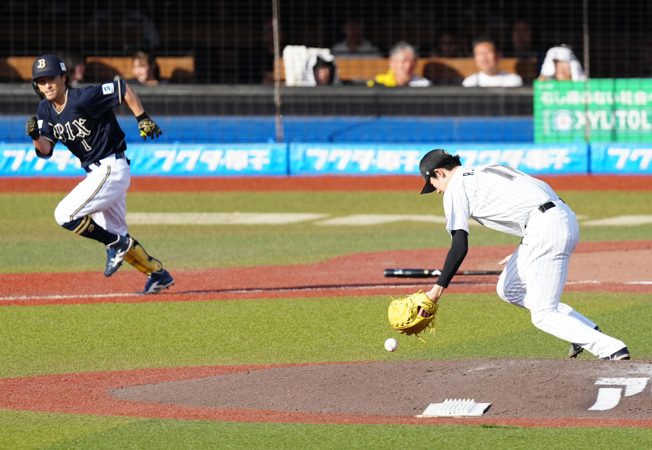 ロッテ対オリックス　7回表オリックス1死、福田（左）を投ゴロに仕留める佐々木（撮影・江口和貴）
