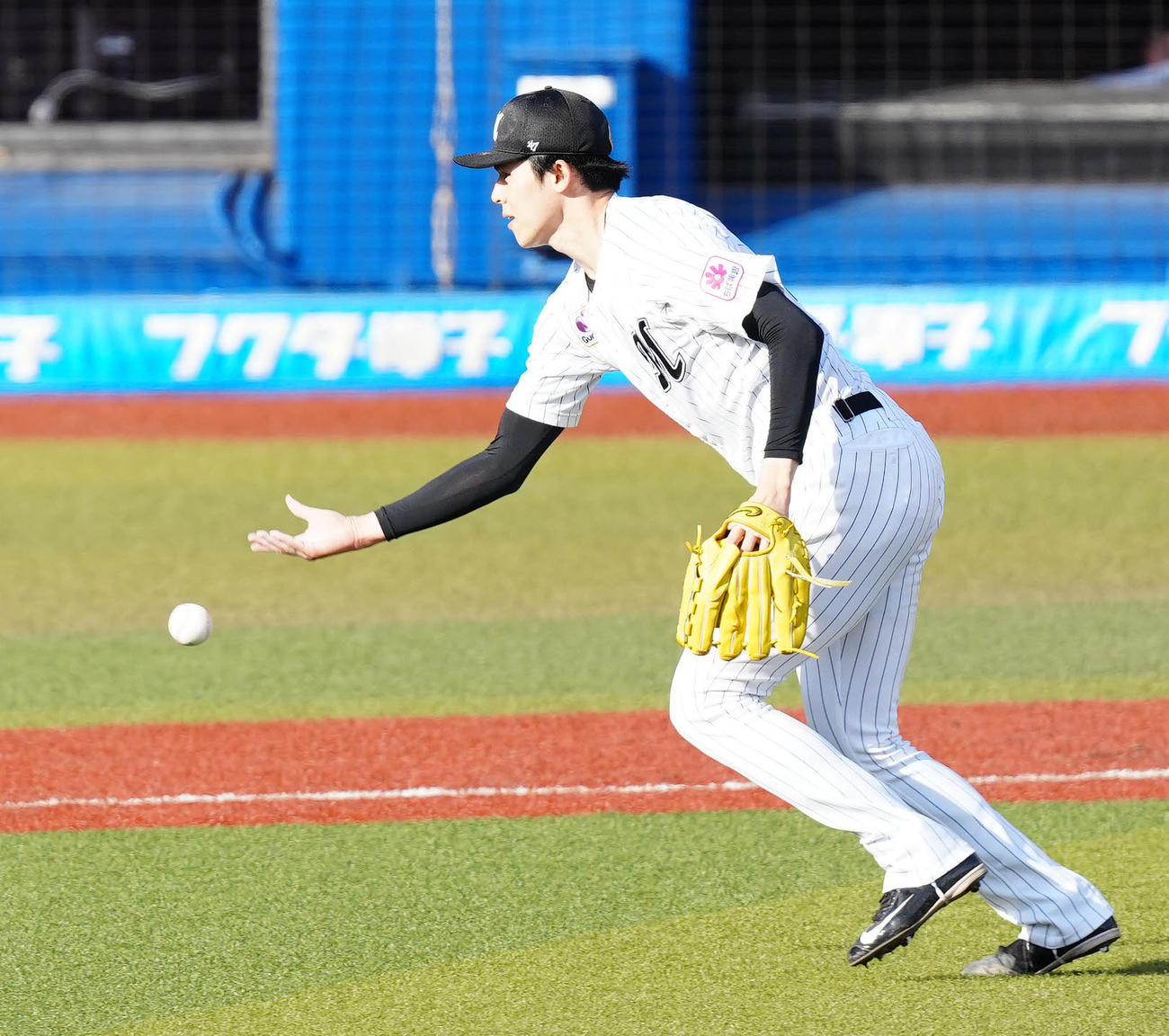 ロッテ対オリックス　7回表オリックス1死、福田を投ゴロに仕留める佐々木（撮影・江口和貴）