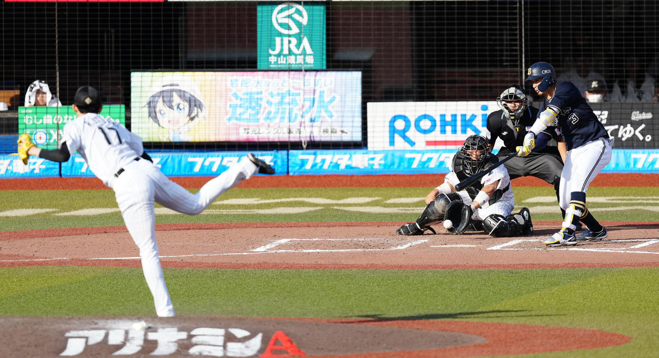 ロッテ対オリックス　7回表オリックス2死、空振り三振に倒れる安達。投手佐々木（撮影・江口和貴）