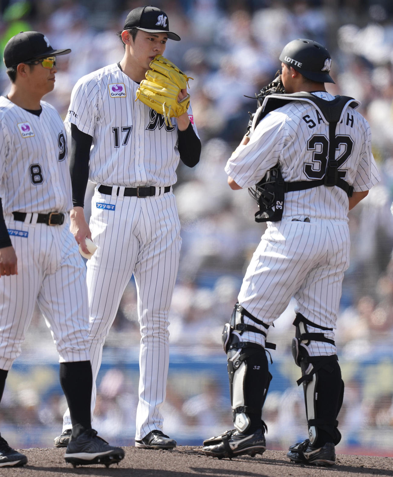ロッテ対オリックス　2回表、マウンドで佐藤（右）と話すロッテ佐々木。左は中村奨（撮影・鈴木みどり）