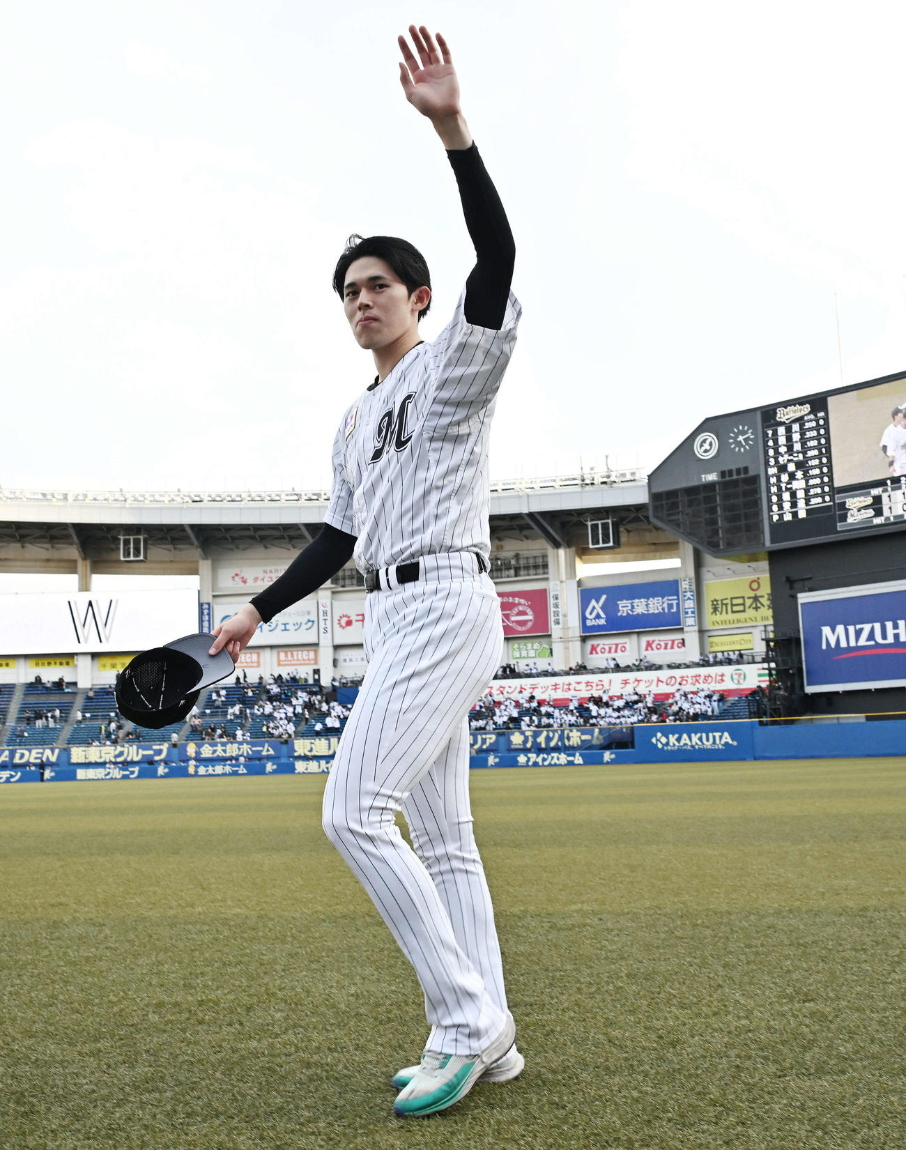 ロッテ対オリックス　ヒーローインタビューを終えファンに手を振り引き上げるロッテ佐々木（撮影・滝沢徹郎）