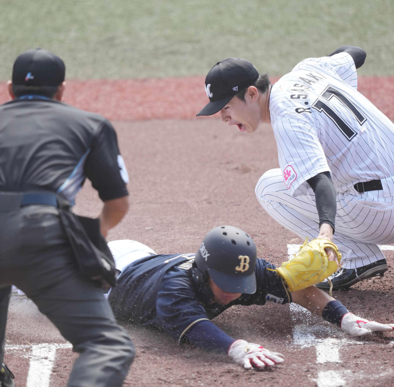 ロッテ対オリックス　1回表オリックス1死三塁、暴投で三塁走者西野（中央）の生還を許す佐々木（撮影・鈴木みどり）