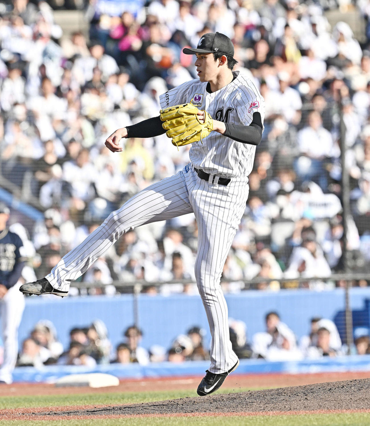 ロッテ対オリックス　7回表、力投するロッテ先発の佐々木（撮影・滝沢徹郎）
