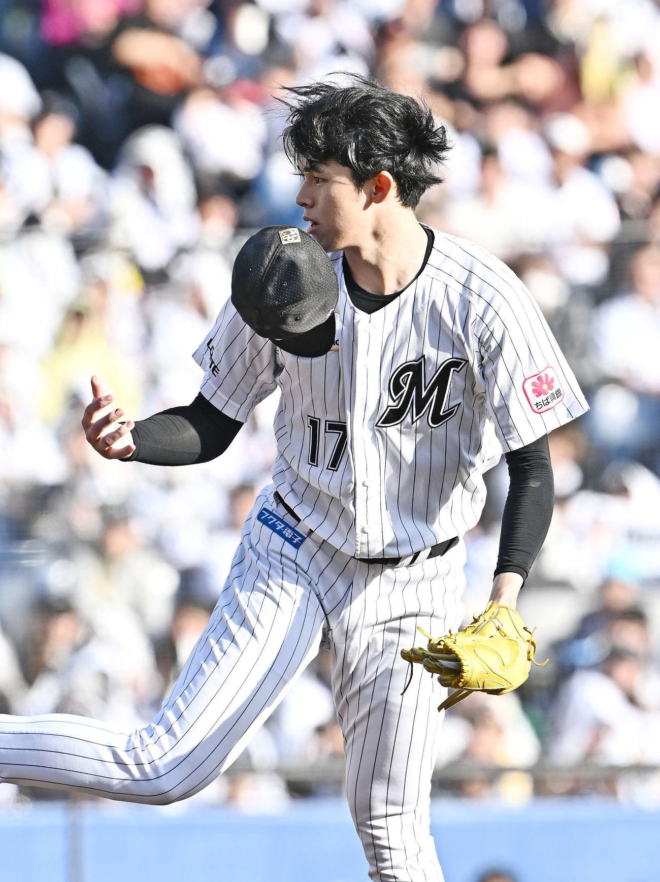 ロッテ対オリックス　7回表、帽子を飛ばし力投するロッテ先発の佐々木（撮影・滝沢徹郎）
