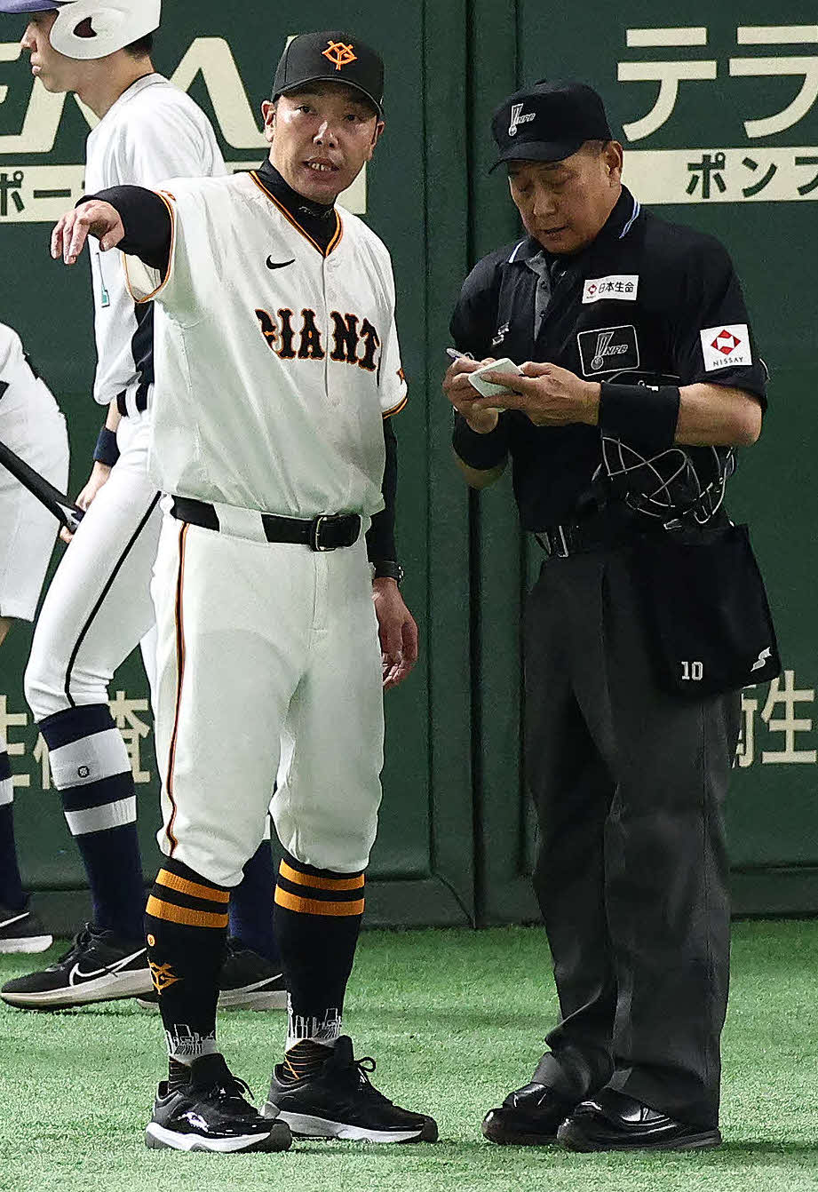 巨人対DeNA 1回裏を終え、選手交代を告げる巨人阿部監督（左）（撮影・河田真司）
