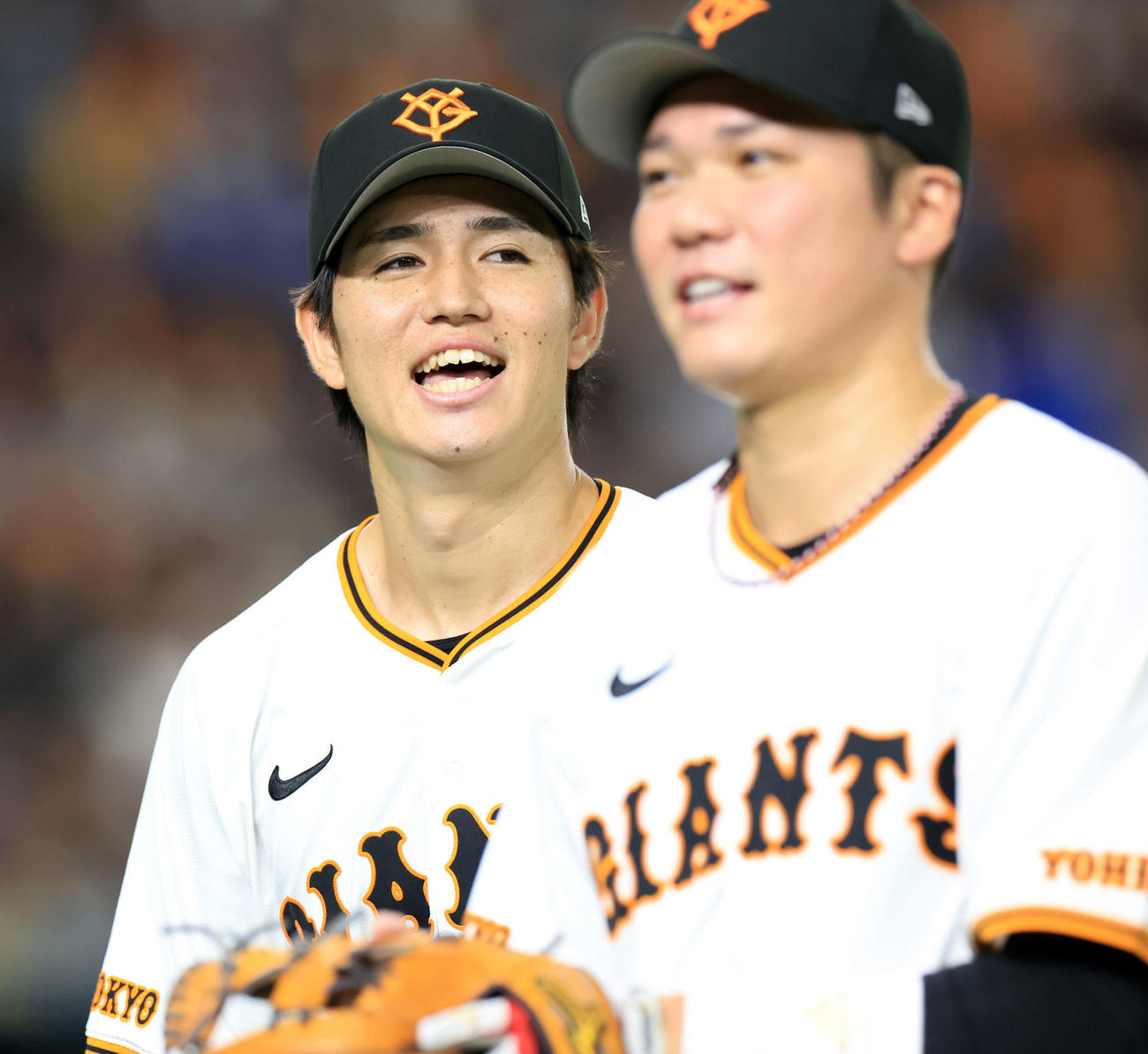 巨人対DeNA 3回表DeNAの攻撃を抑えた高橋礼（左）は坂本と笑顔でハイタッチ（撮影・浅見桂子）