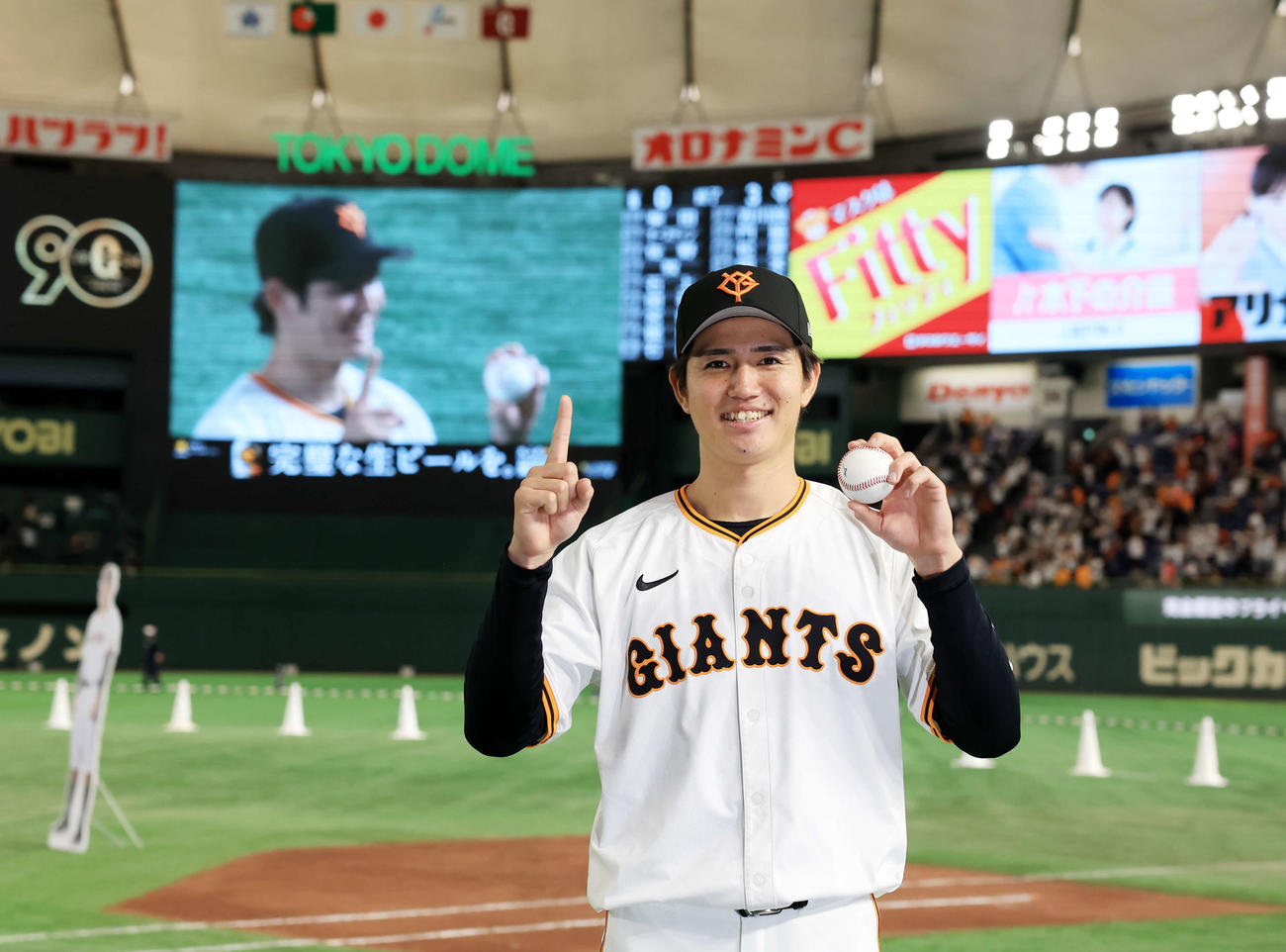 巨人対DeNA　移籍後初勝利の巨人高橋礼はウイニングボールを手に笑顔（撮影・浅見桂子）