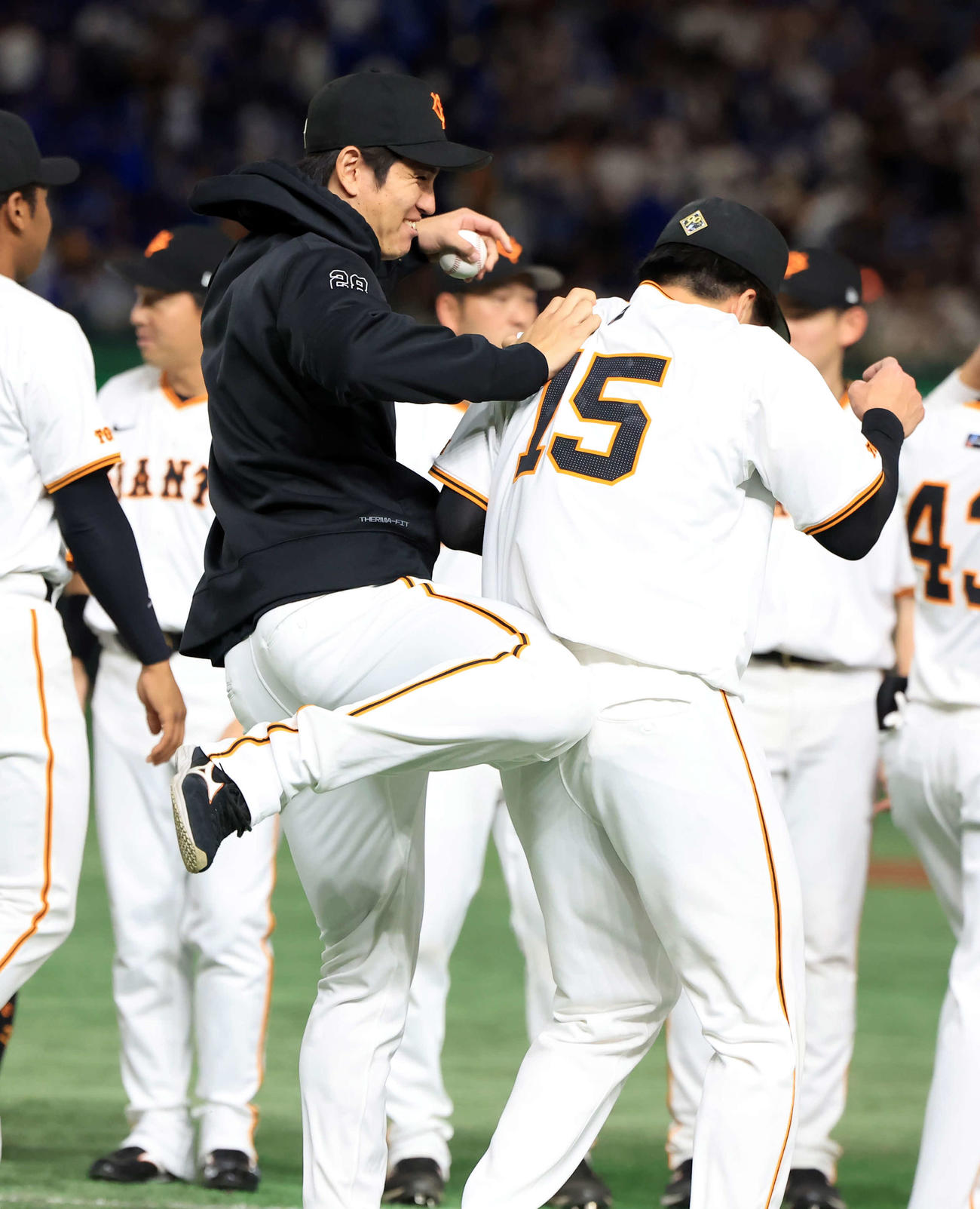 巨人対DeNA　移籍後初勝利の巨人高橋礼（左）は最後を抑えた大勢に笑顔で蹴りを入れる撮影・浅見桂子）