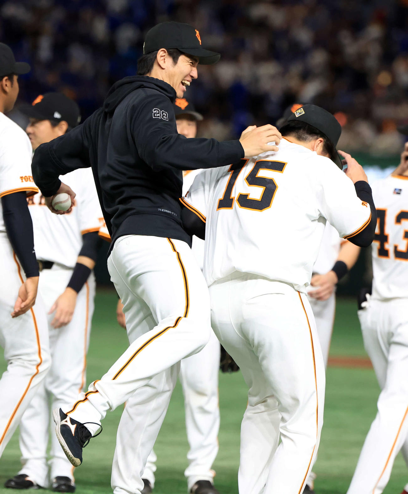 巨人対DeNA　移籍後初勝利の巨人高橋礼（左）は最後を抑えた大勢に笑顔で蹴りを入れる（撮影・浅見桂子）