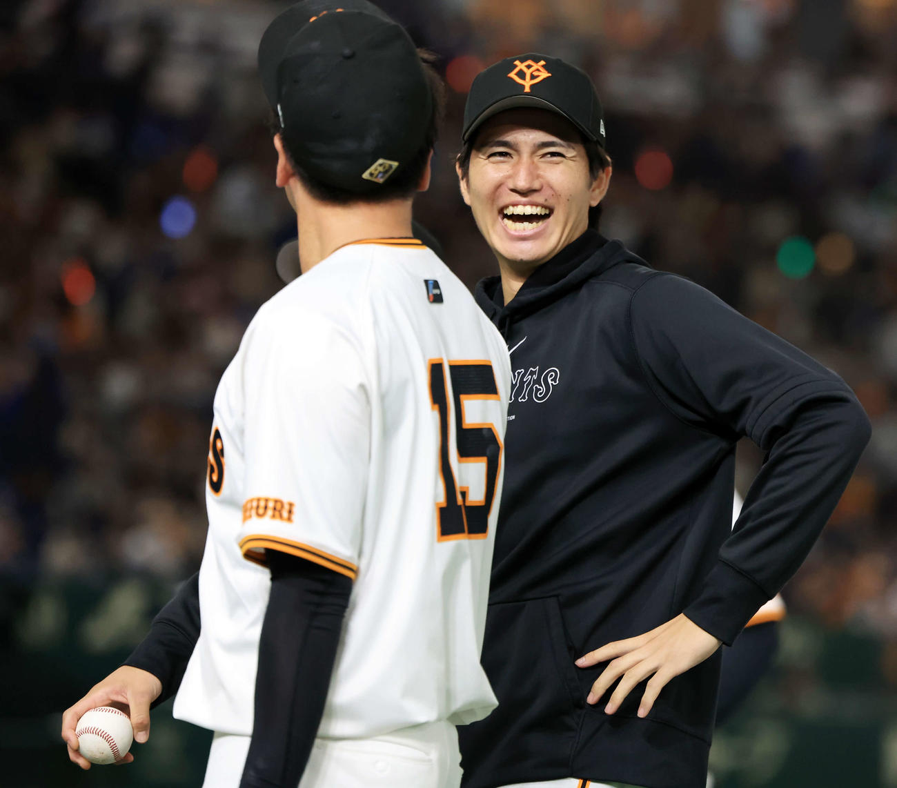 巨人対DeNA　移籍後初勝利の巨人高橋礼（奥）はウイニングボールを手に最後を抑えた大勢に笑顔（撮影・浅見桂子）