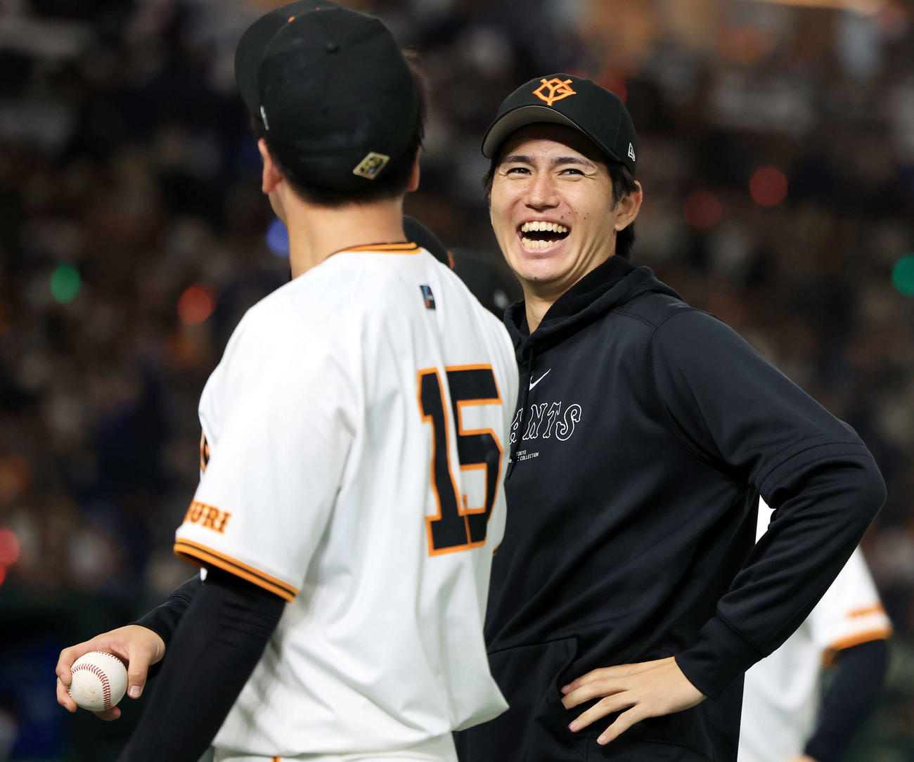 巨人対DeNA　移籍後初勝利の巨人高橋礼（奥）はウイニングボールを手に最後を抑えた大勢に笑顔（撮影・浅見桂子）