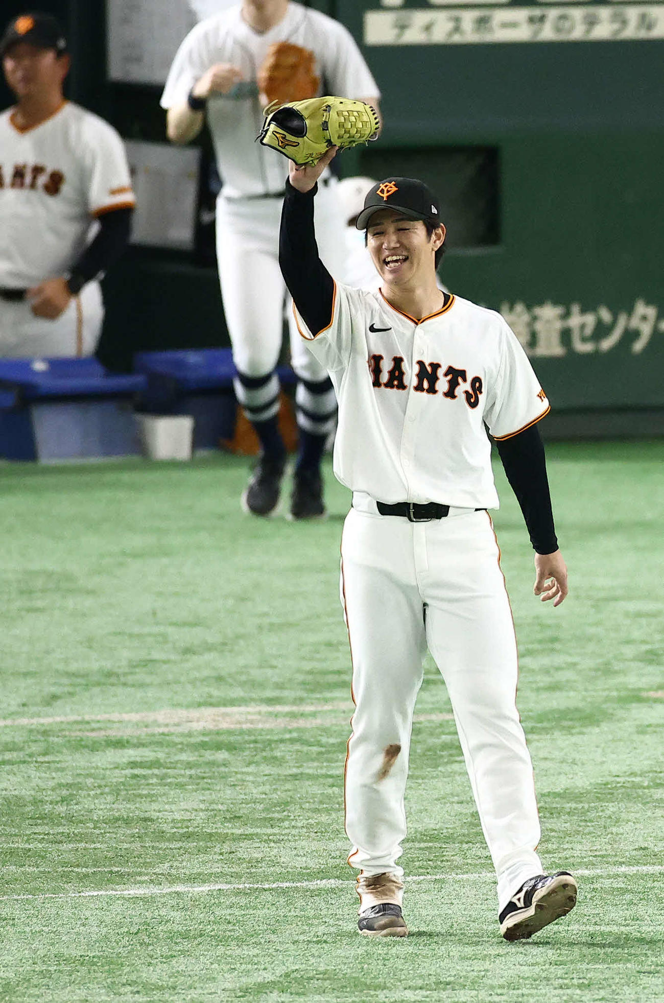 巨人対DeNA 4回表を抑え、笑顔でナインを迎える高橋（撮影・河田真司）