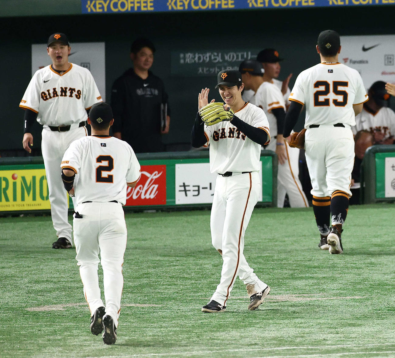 巨人対DeNA 4回表を抑え、笑顔でナインを迎える高橋（撮影・河田真司）