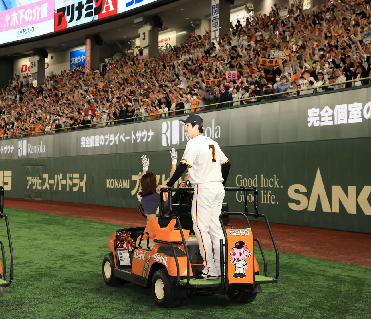 巨人対DeNA　移籍後初勝利の巨人高橋礼は長野の背番号7のユニホームを着用して場内1周（撮影・浅見桂子）
