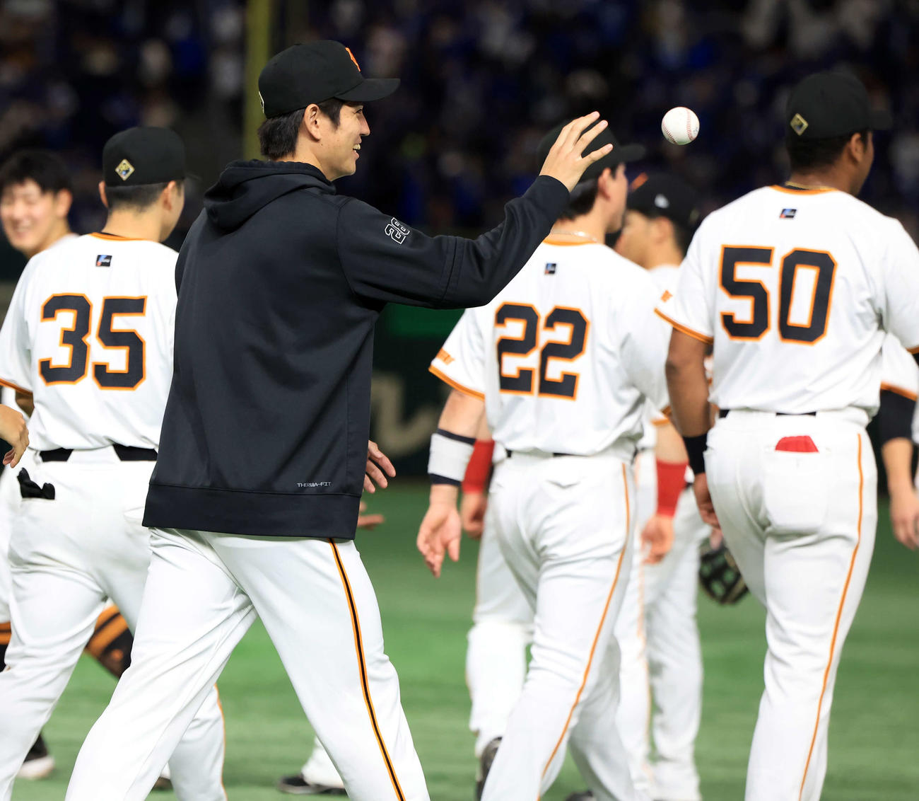 巨人対DeNA　移籍後初勝利の巨人高橋礼はウイニングボールを受け取る（撮影・浅見桂子）