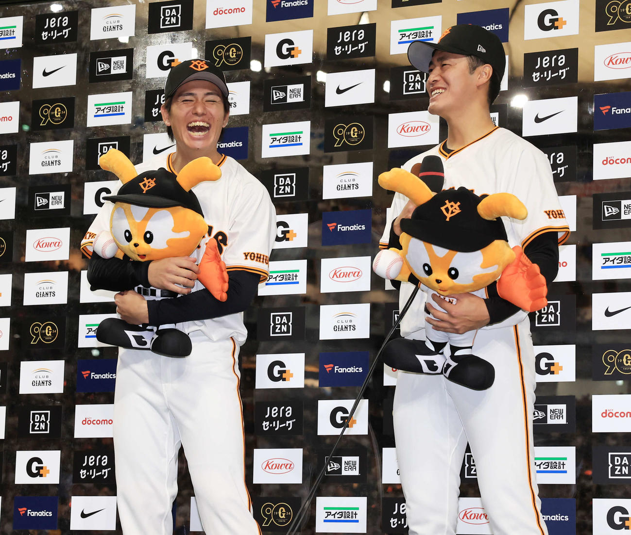 巨人対DeNA　移籍後初勝利の巨人高橋礼（左）は共にお立ち台の上がった西舘のコメントに爆笑する（撮影・浅見桂子）