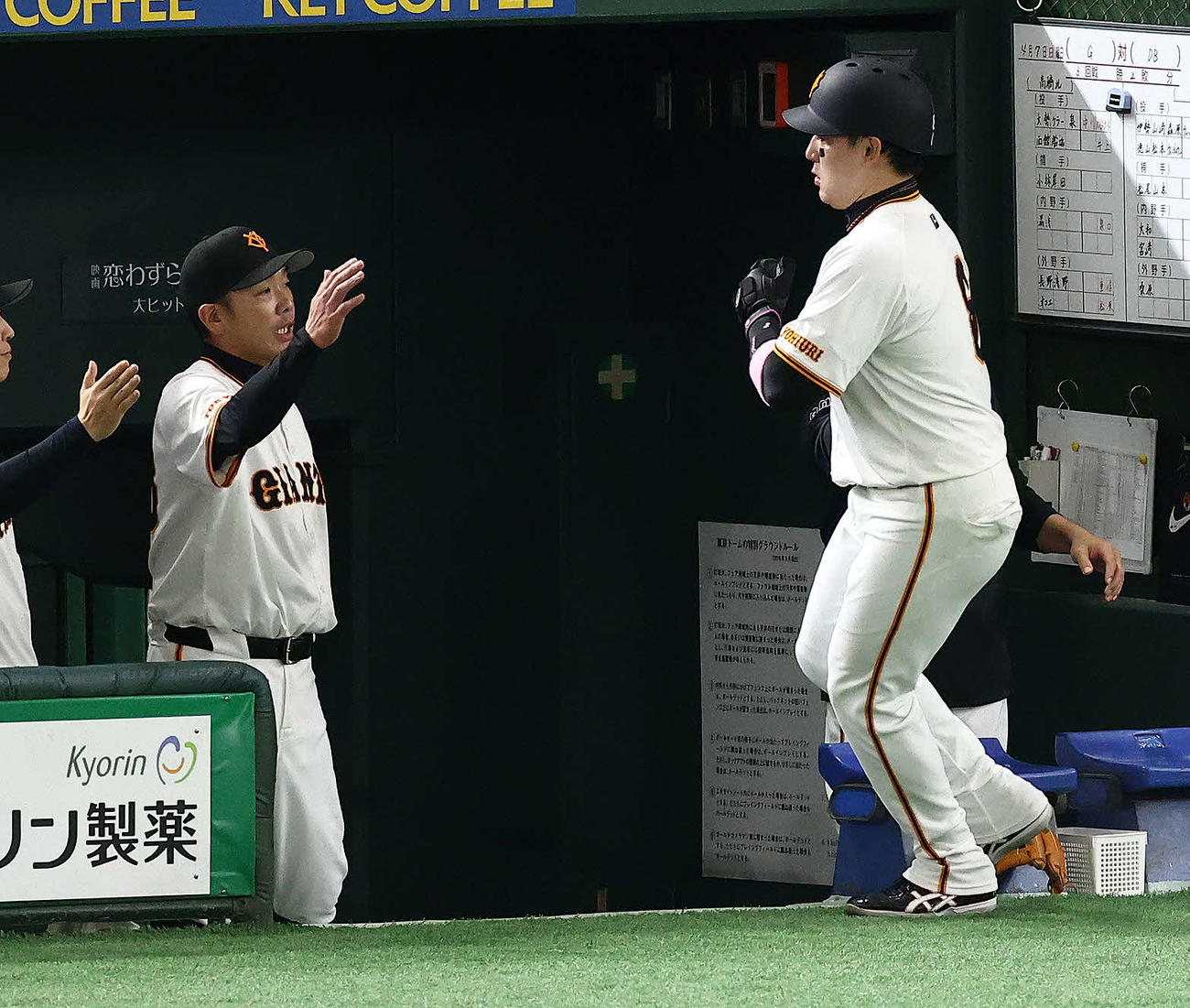 巨人対DeNA 1回裏巨人2死二、三塁、坂本の先制適時打で生還する丸（右）を迎える阿部監督（撮影・河田真司）