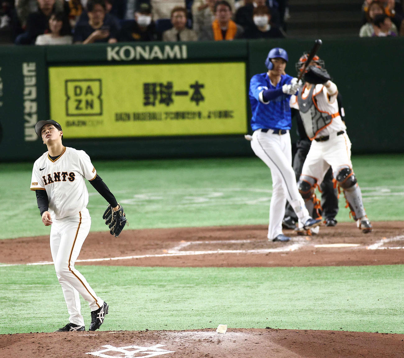 巨人対DeNA 8回表DeNA無死、梶原を空振り三振に仕留める西舘（撮影・河田真司）